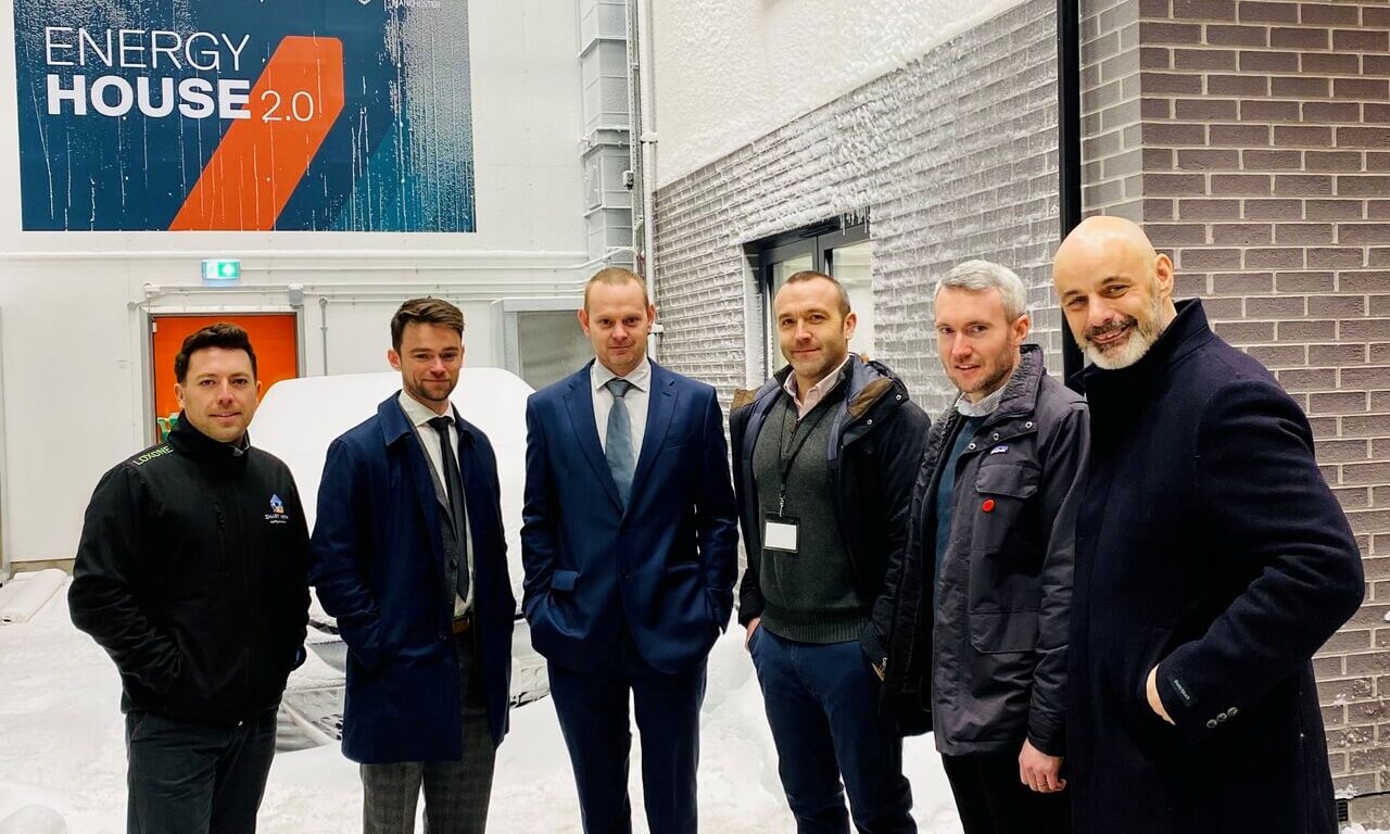 Grupa sześciu mężczyzn przed eHome2 