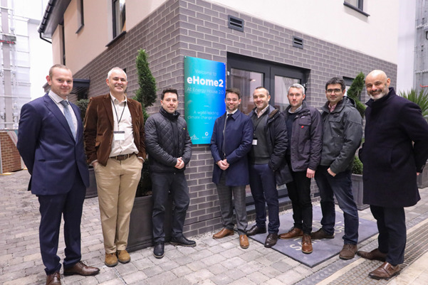 Grupa ośmiu mężczyzn przed eHome2