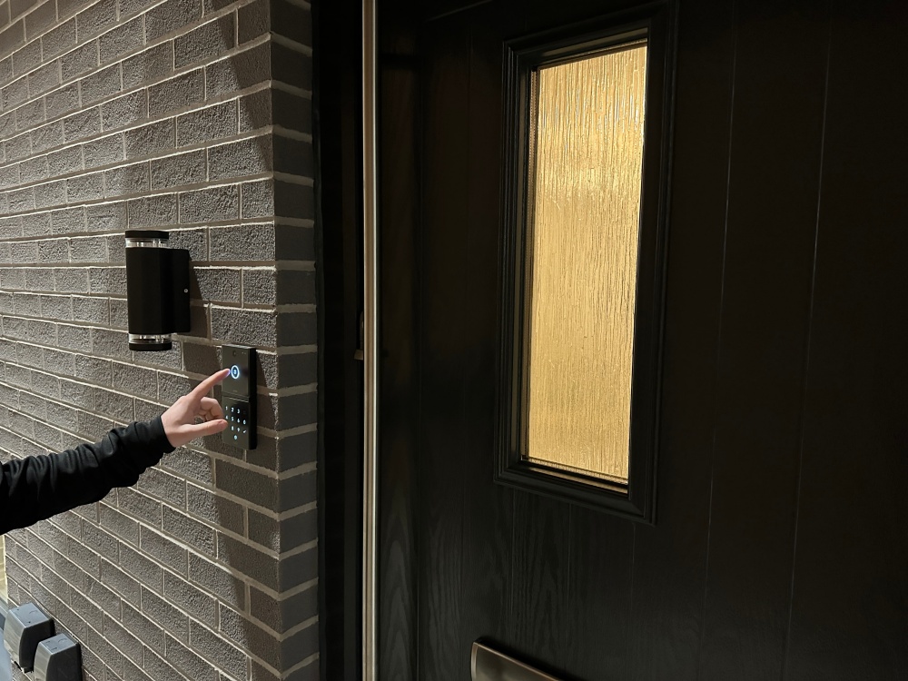 Intercom Loxone na ścianie przy wejściu do domu