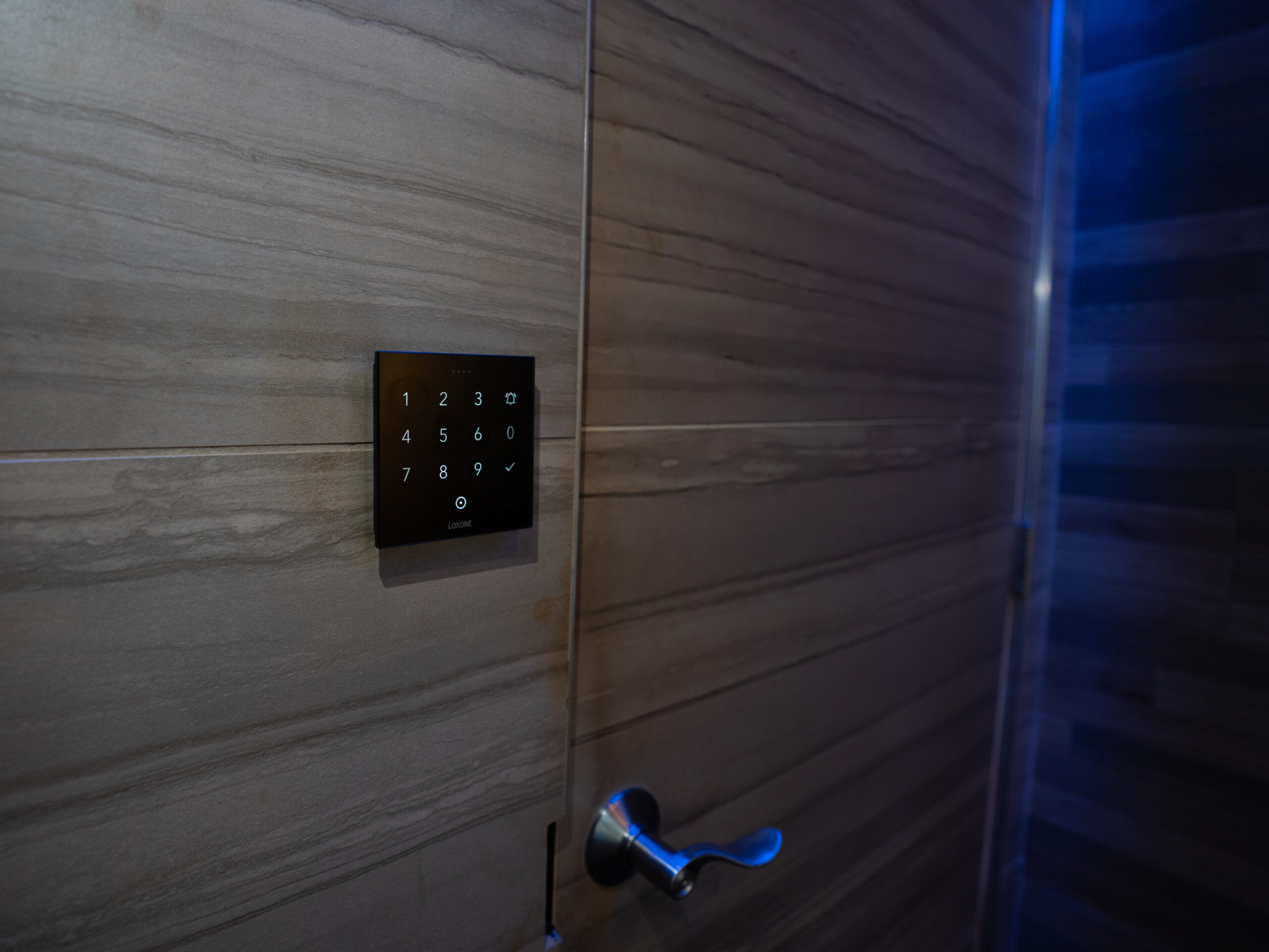 NFC Code Touch przy wejściu na zaplecze