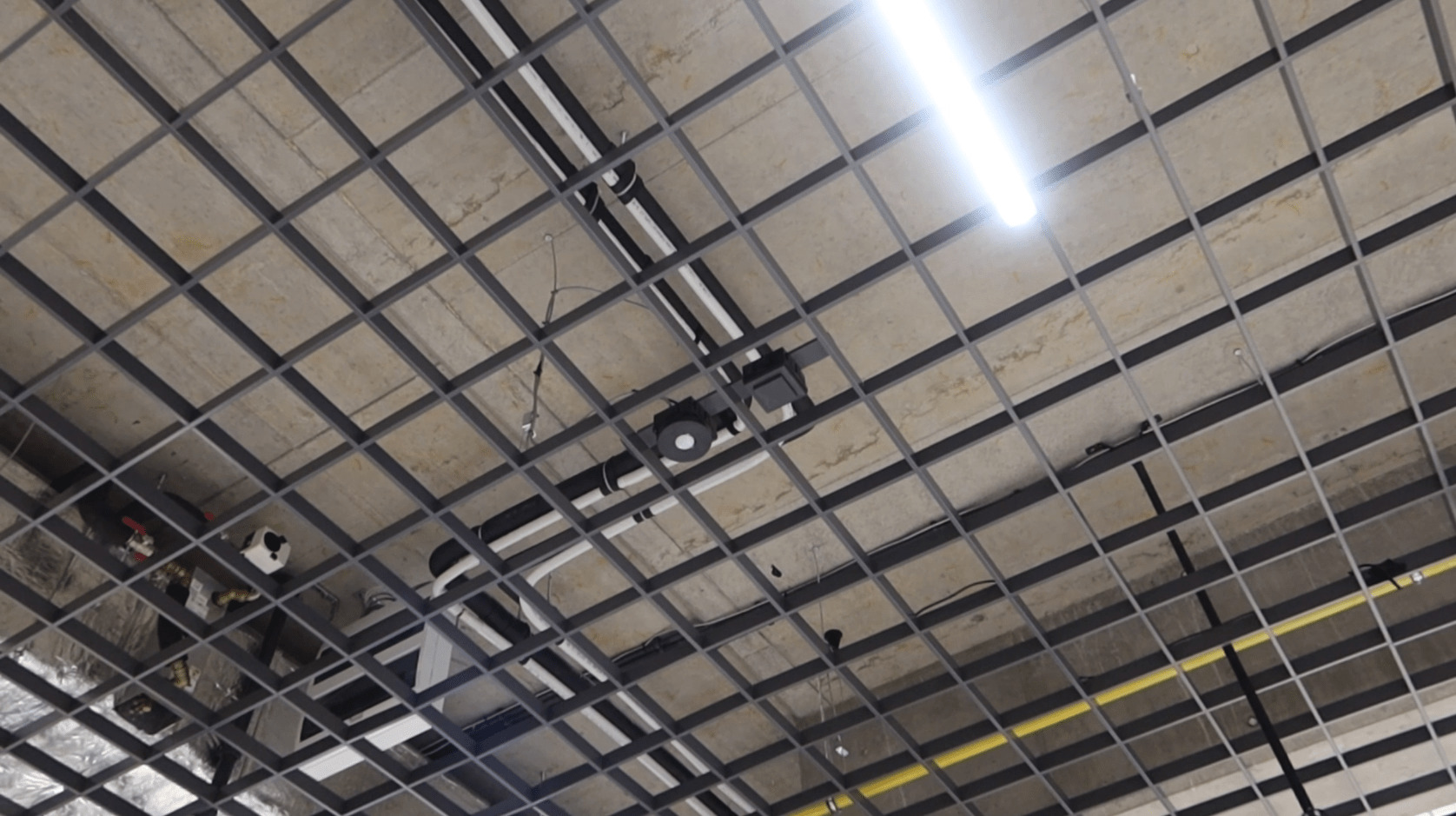 Na suficie sklepu znajduje się szereg instalacji zintegrowanych z systemem Loxone.