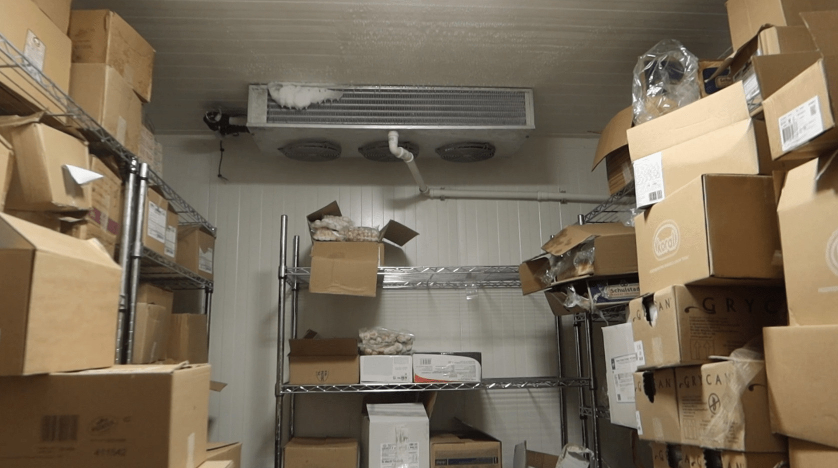 W komorach chłodniczych i mroźniczych Loxone kontroluje temperaturę i powiadamia o niedomkniętych drzwiach.