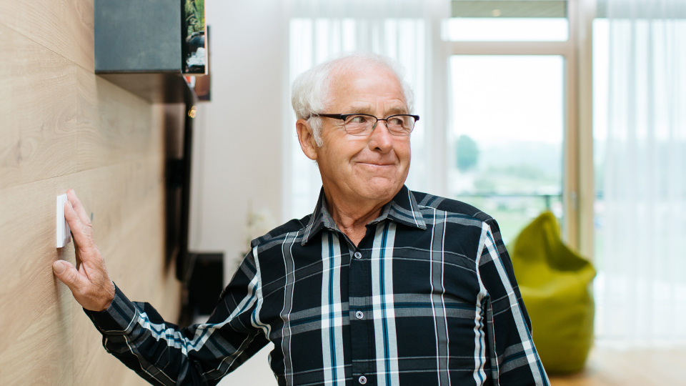 Starszy pan obsługujący przycisk Touch