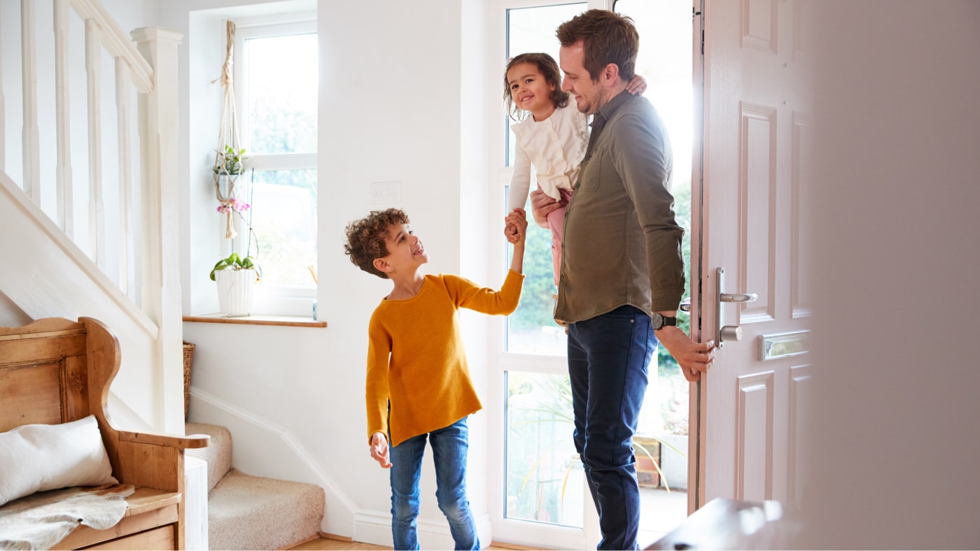 Ojciec z dwójką dzieci wraca do domu