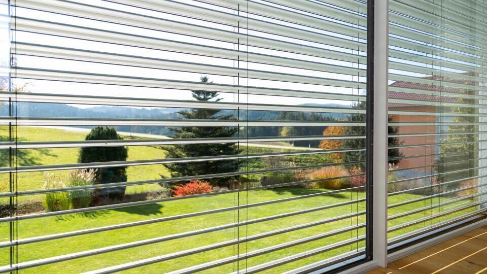 Automatické žalúzie a rolety: Aké sú ich výhody