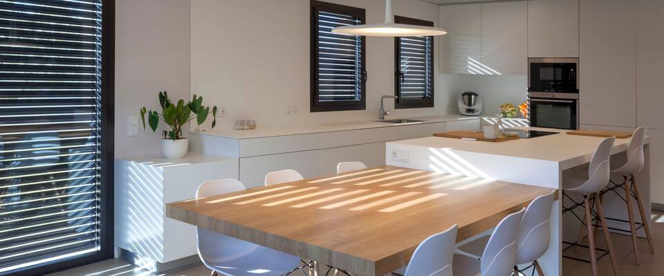 Ako vybrať ovládanie žalúzií či roliet: od šnúrok cez diaľkové ovládanie až po inteligentné tienenie