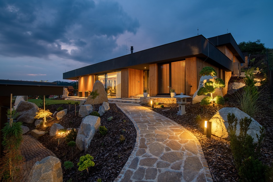 Pasívna drevostavba na svahu u Berouna v noci