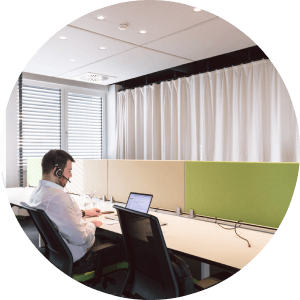 Zvukovo izolačný záves v kancelárii