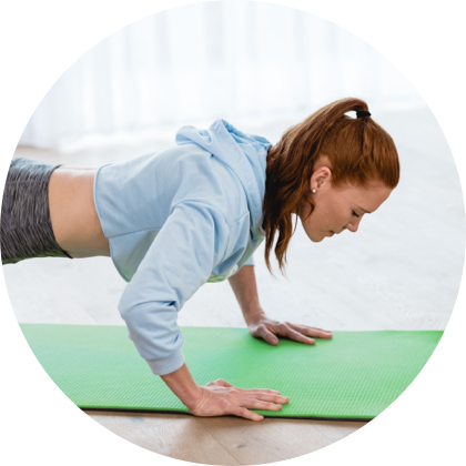 Žena cvičiaca kliky