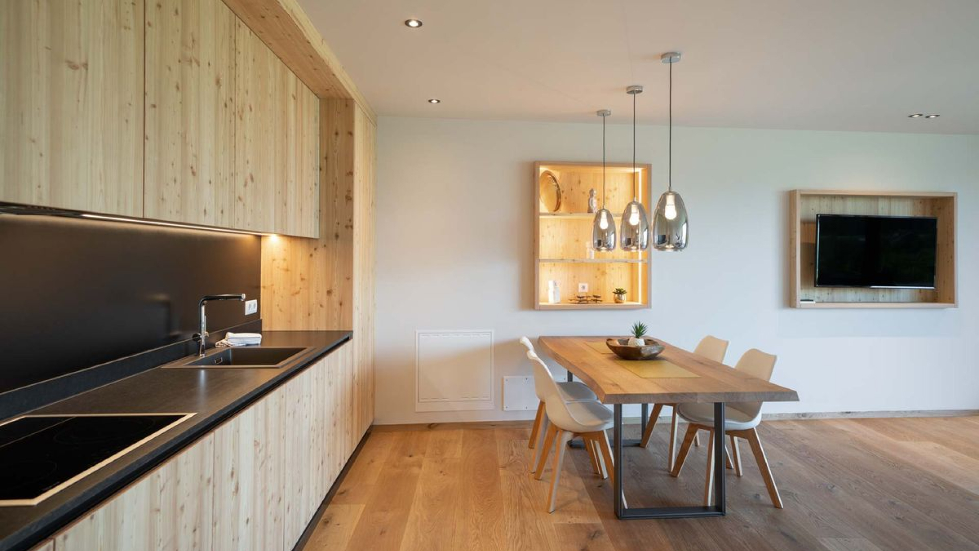 Kuchynský kút so stolom a stoličkami