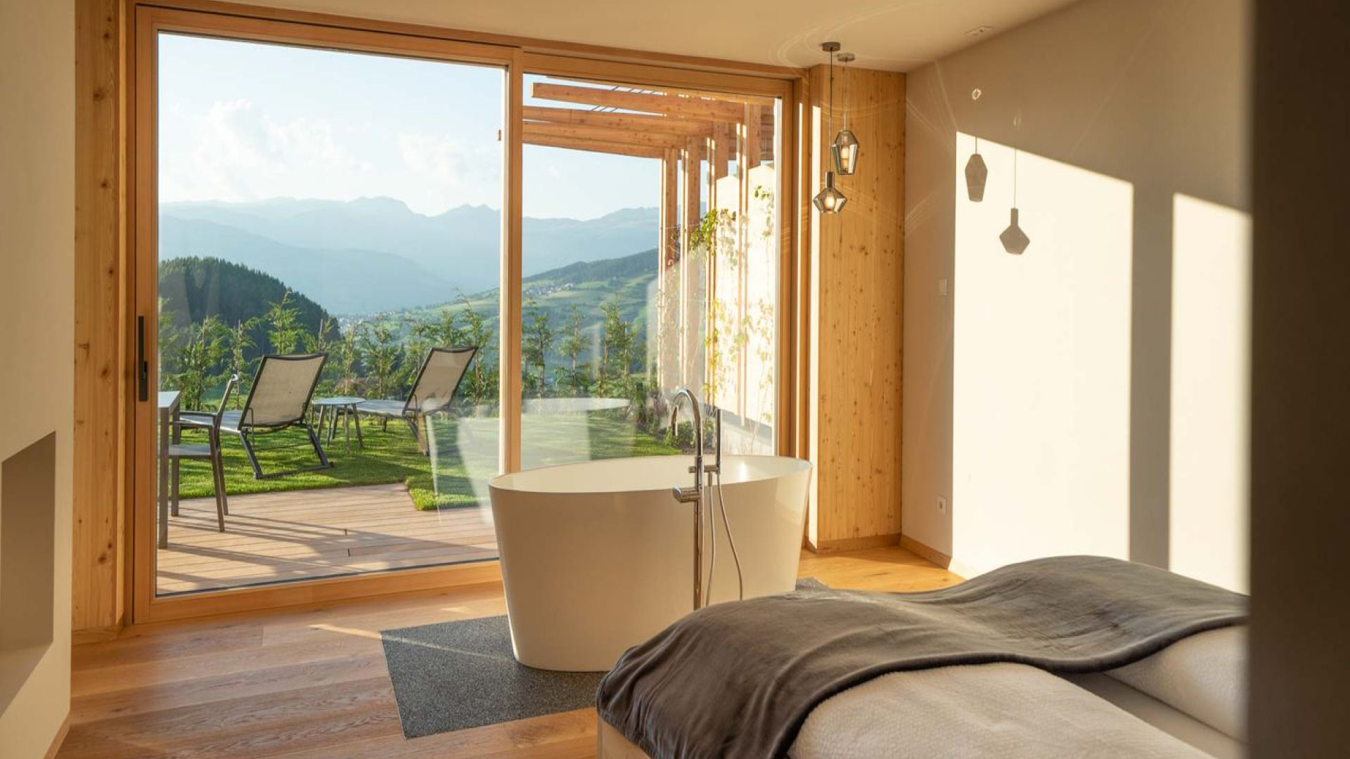 Spálňa s vaňou a terasou