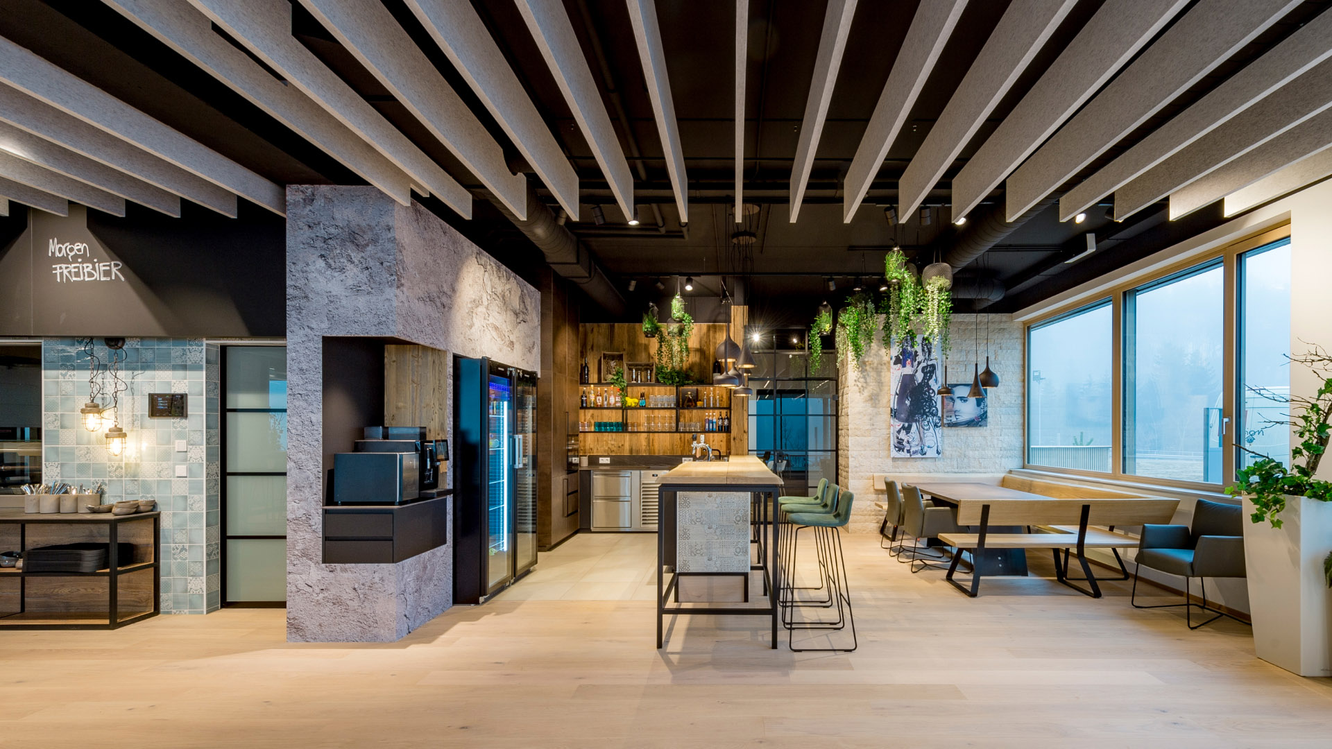 Inteligentné osvetlenie v kuchyni a jedálni inteligentnej kancelárie