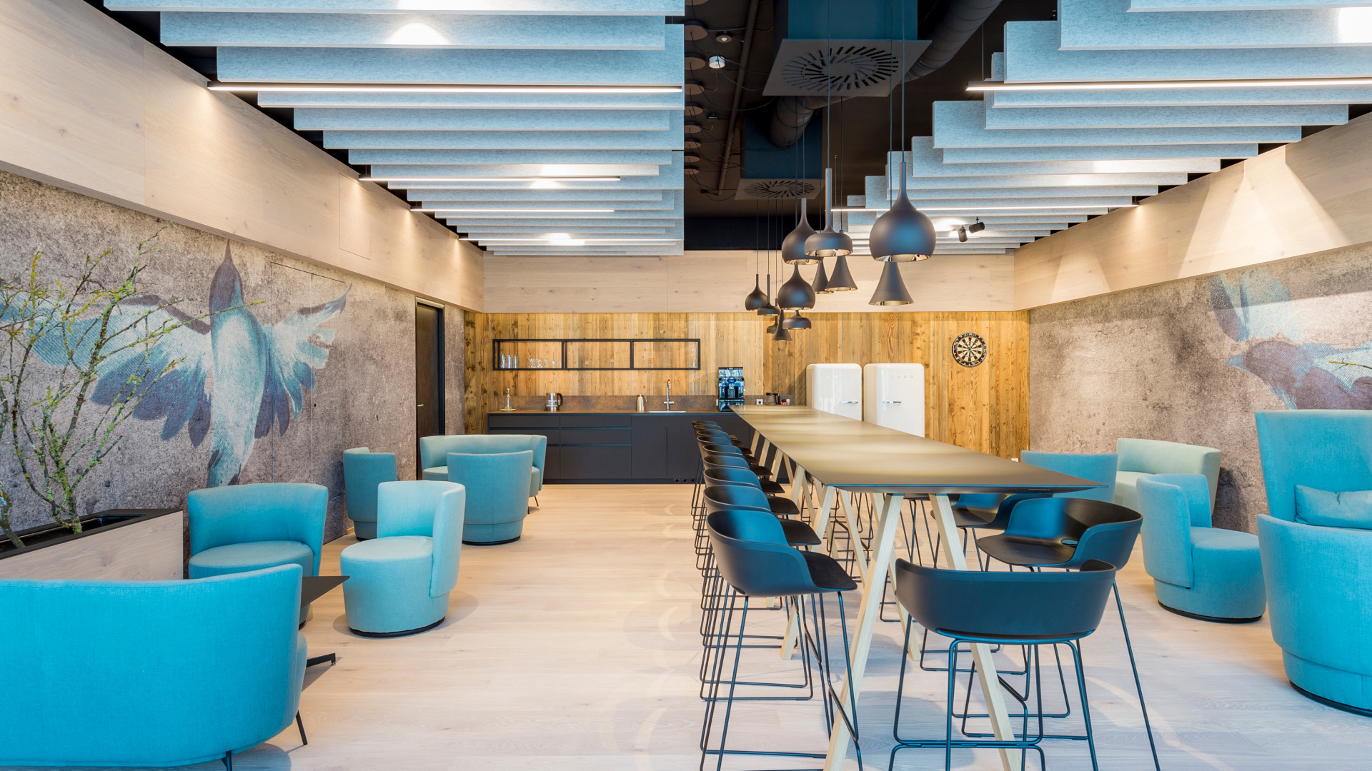 Inteligentne osvetlený spoločný priestor inteligentnej kancelárie s Loxone