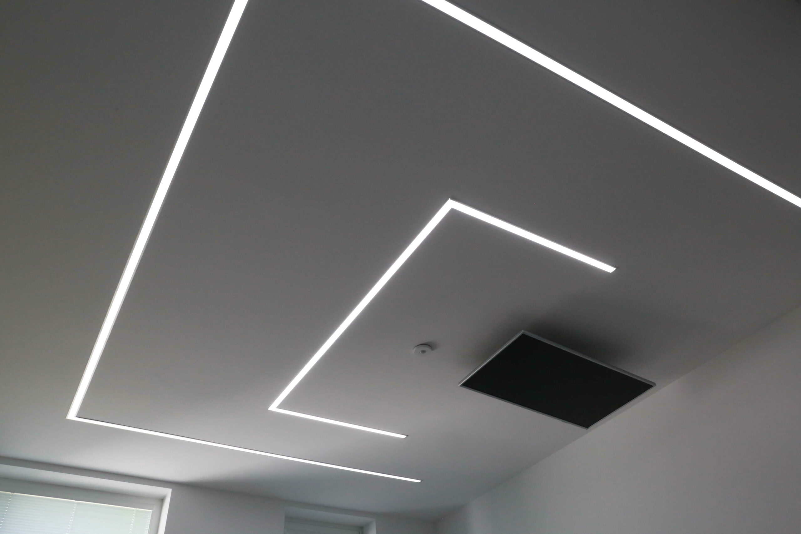LED osvetlenie osadené v sádrokartónovom strope
