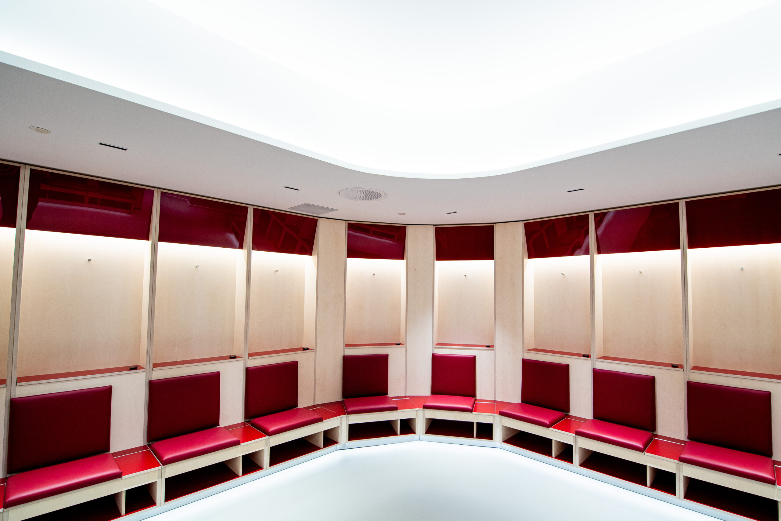 Osvetlená šatňa športovcov