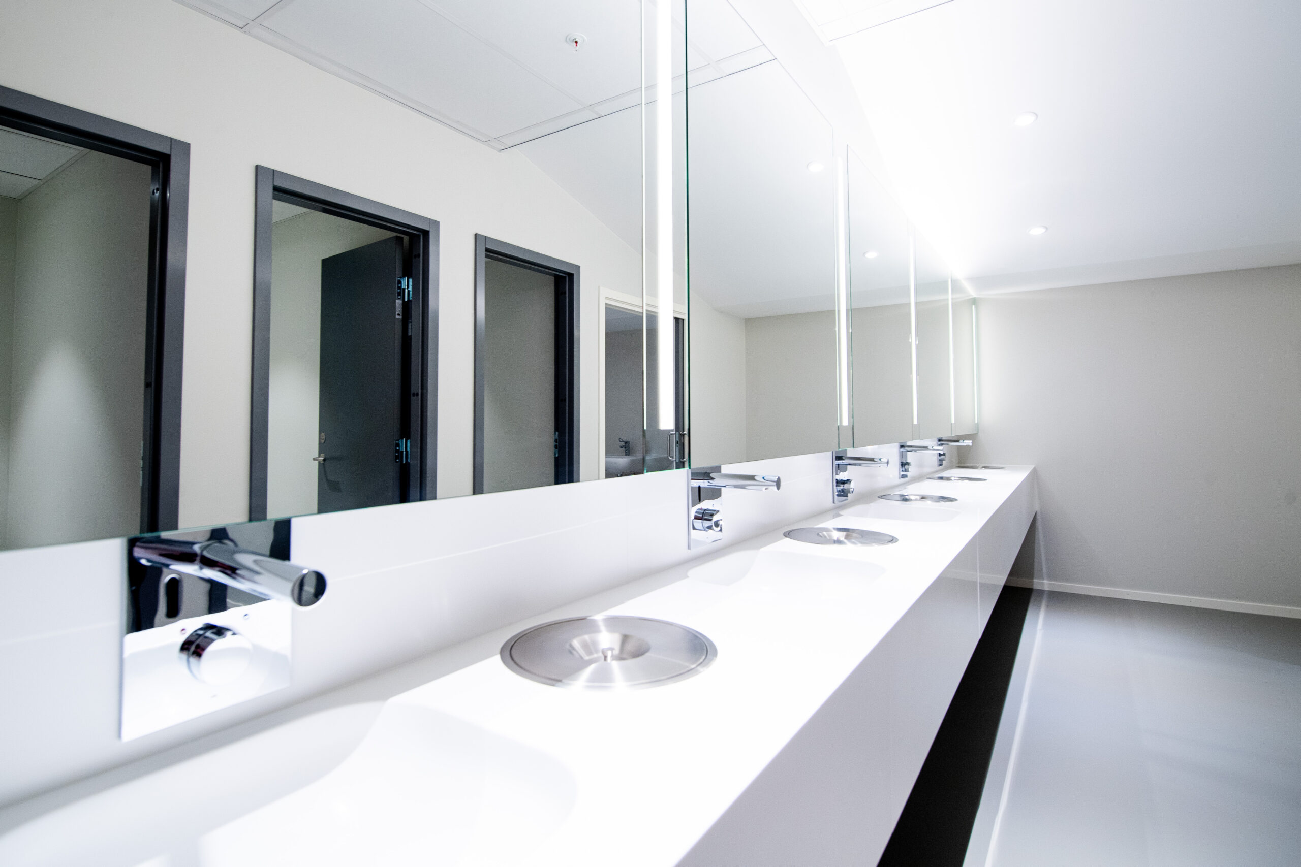 Toalety s podsvietenými umývadlami