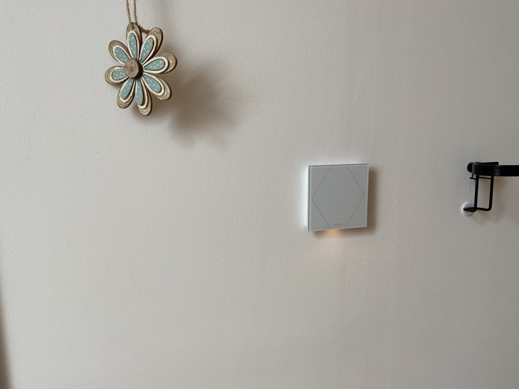 Loxone Touch Pure umiestnený na stene