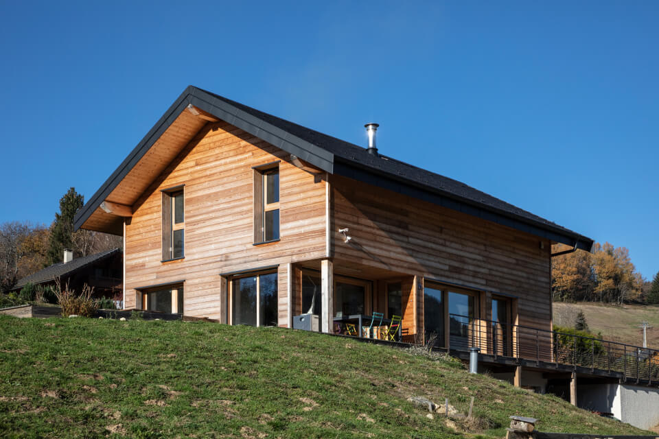 Loxone v drevostavbách: Zónová regulácia kúrenia aj stráženie vlhkosti konštrukcie