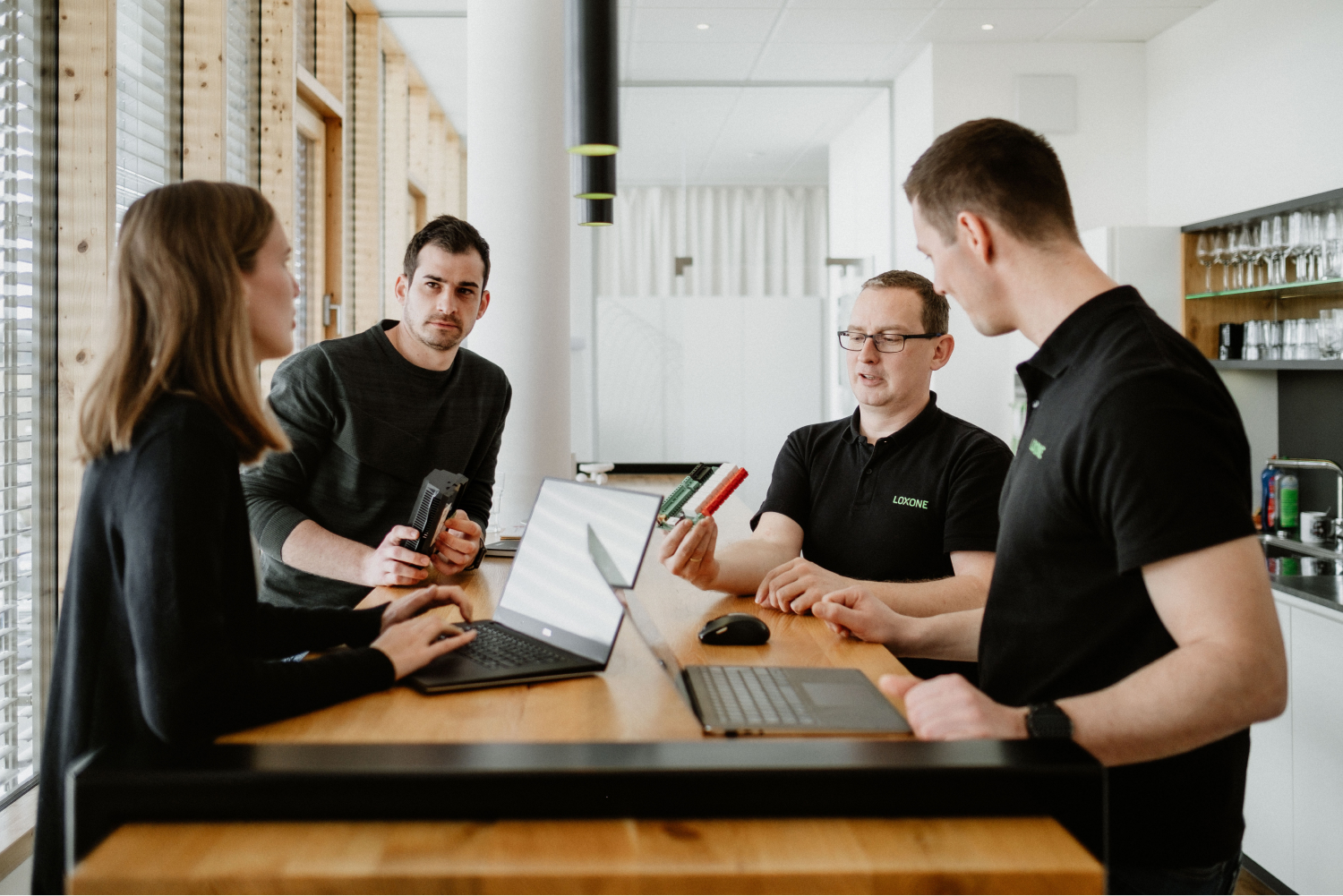 Na obrázku prebieha pracovný meeting v showroome