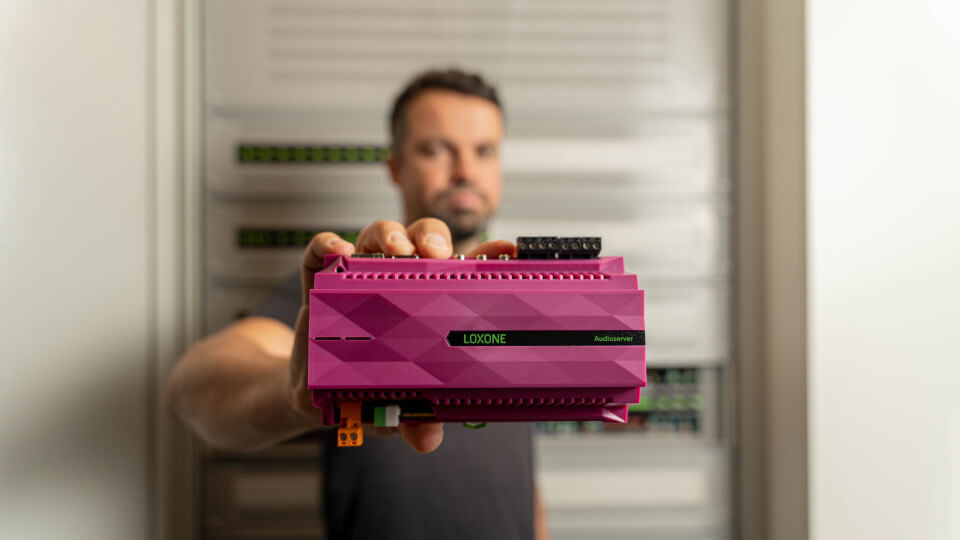 Muž s Audioserverom