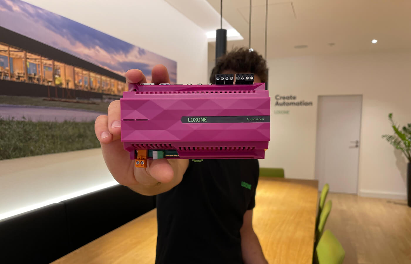 Muž ukazuje Audioserver