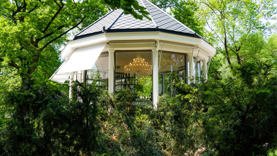 Pohľad na Café Háječek zvonku v zelenom zátiší