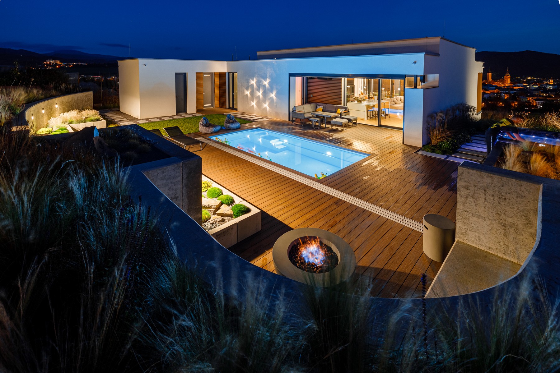 MB Residence - pohľad na bazén a exteriér