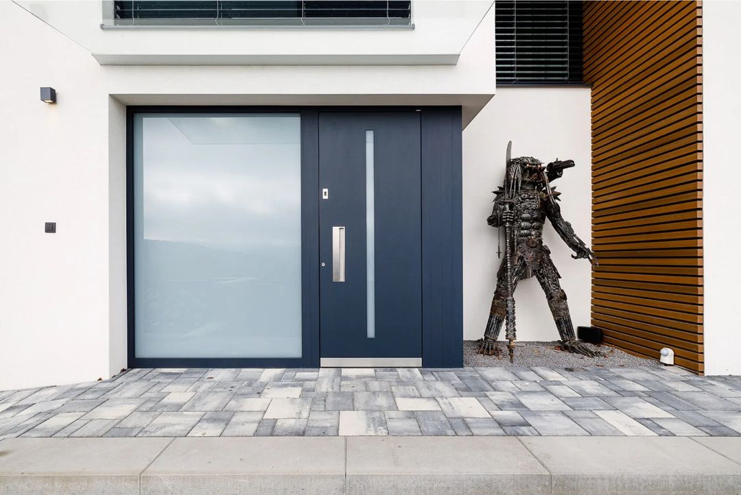 MB Residence: Socha predátora pred vstupom do vily