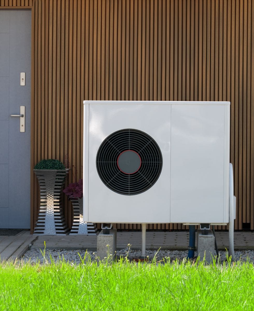 Tepelné čerpadlo na dvore domu