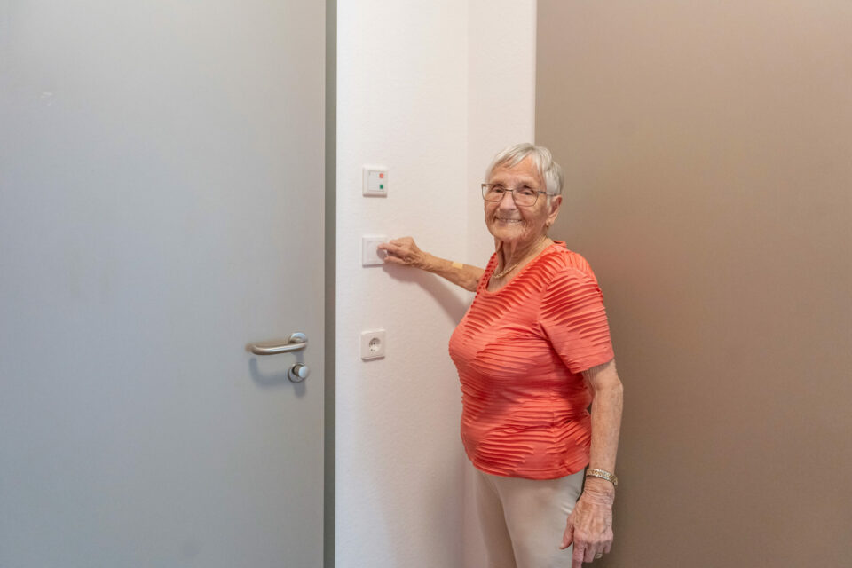 Klientka ovláda izbu tlačidlom