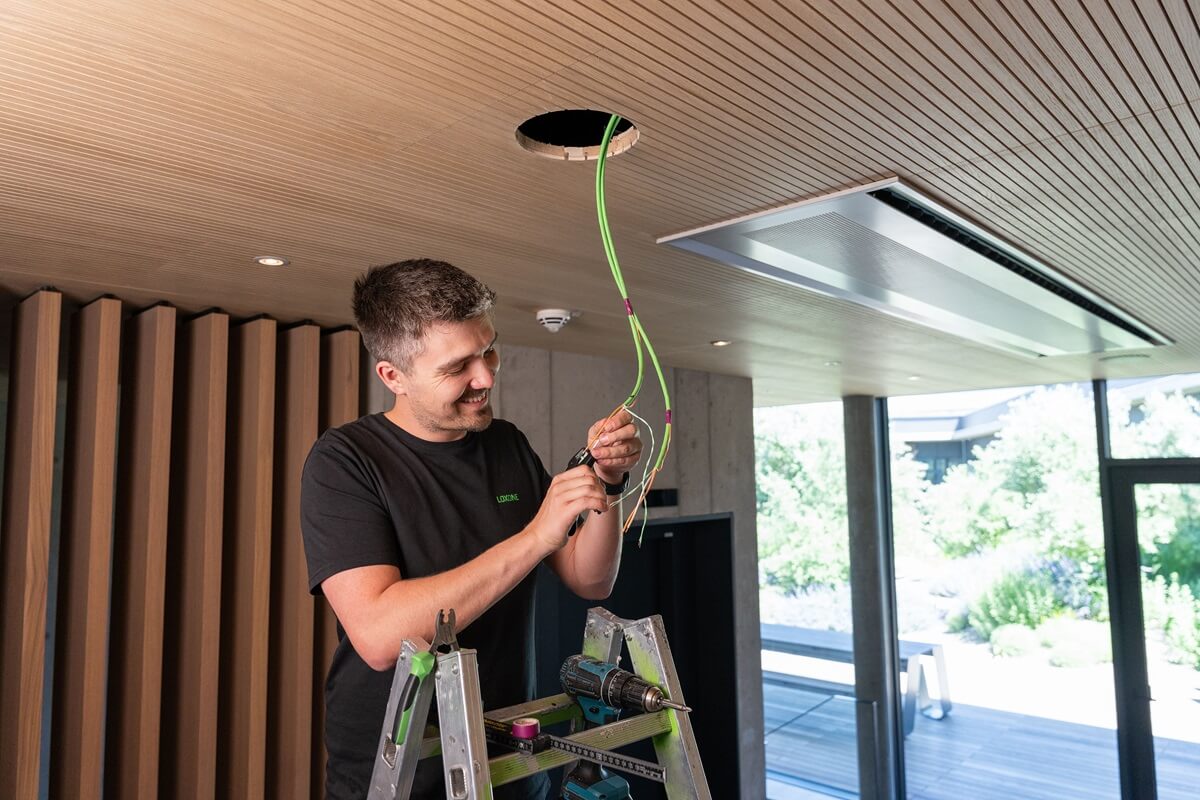 Inštalácia reproduktorov je jednoduchá, podobná inštalácii pomocou Tree