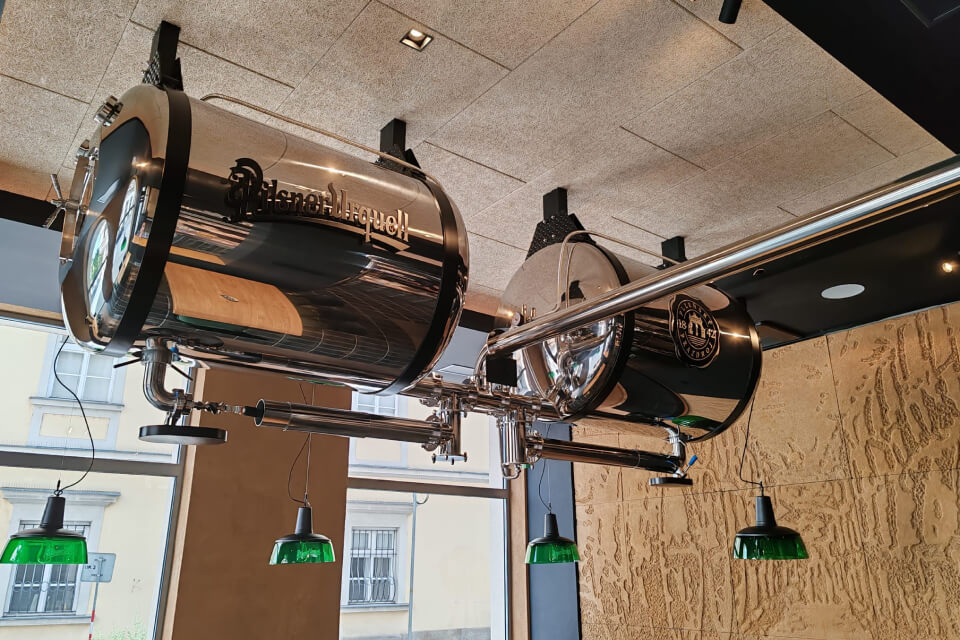 Tanky zavesené na strope. (Foto: Plzeňka u Staré radnice)