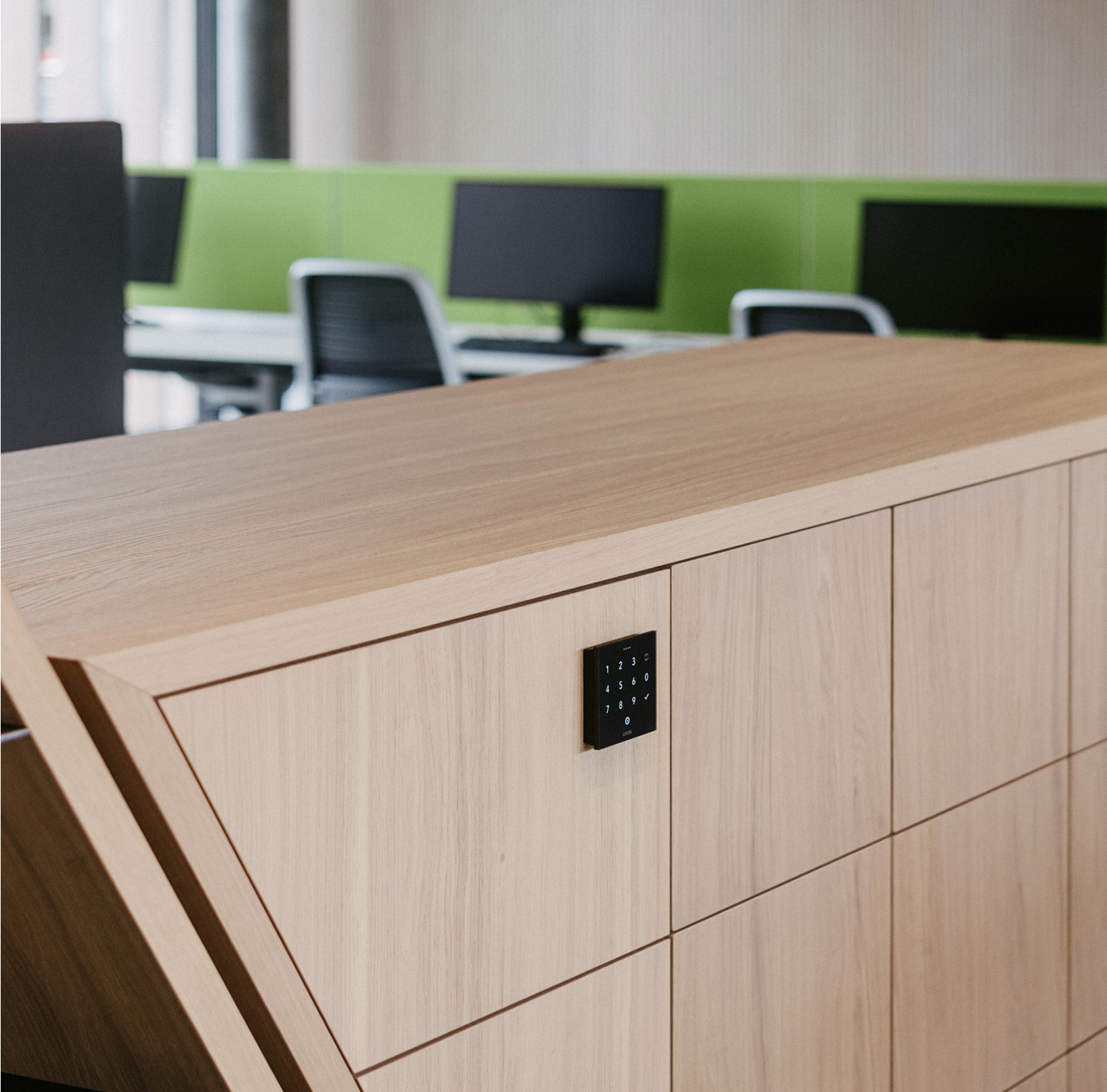 inteligentná kancelária Loxone prístupový systém