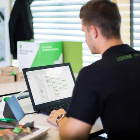 Loxone Çalışanı Görseli