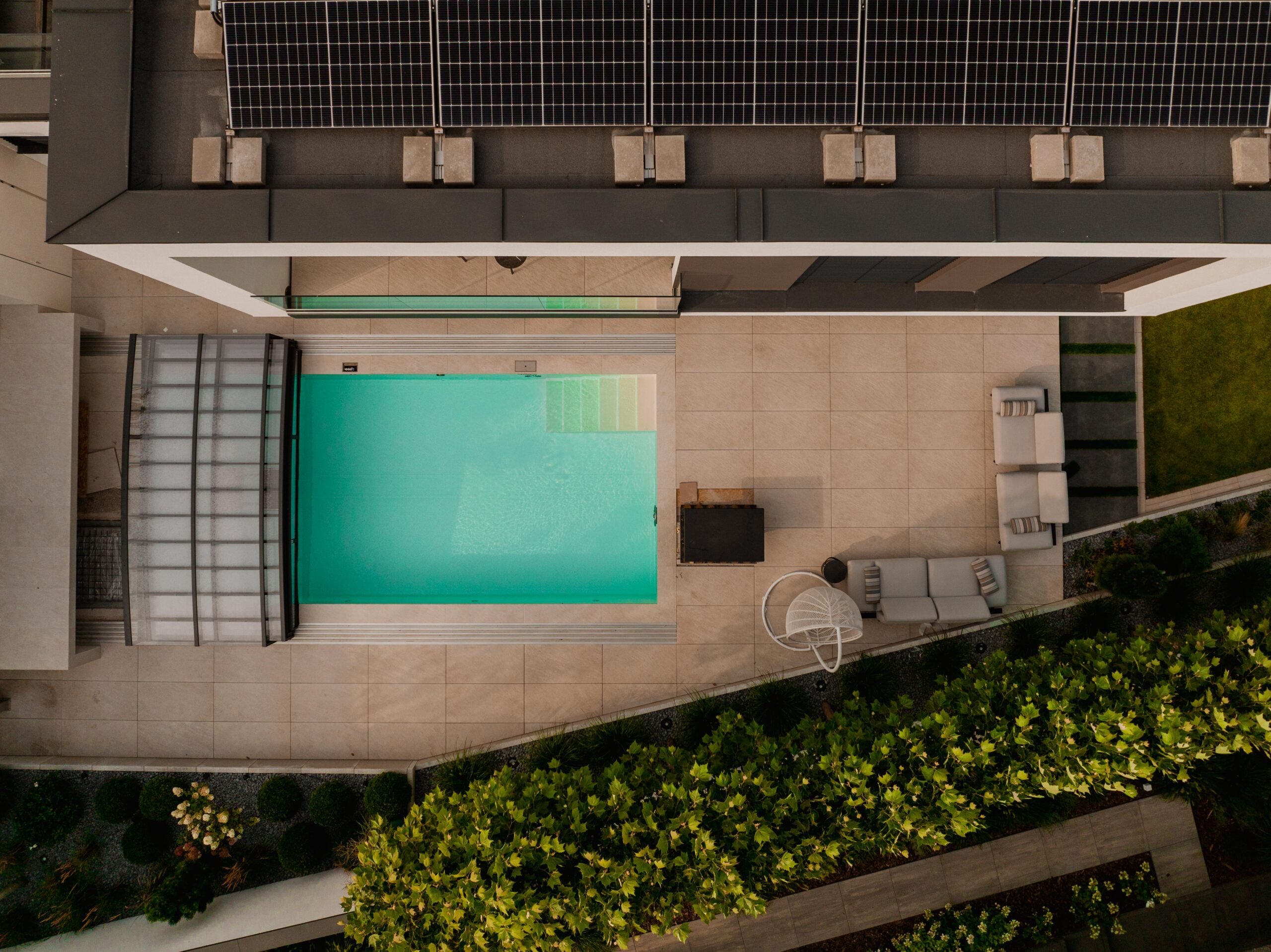 Yüzme havuzlu bahçenin üstten görünümü