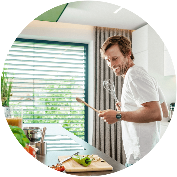 Mutfakta yemek pişiren adam