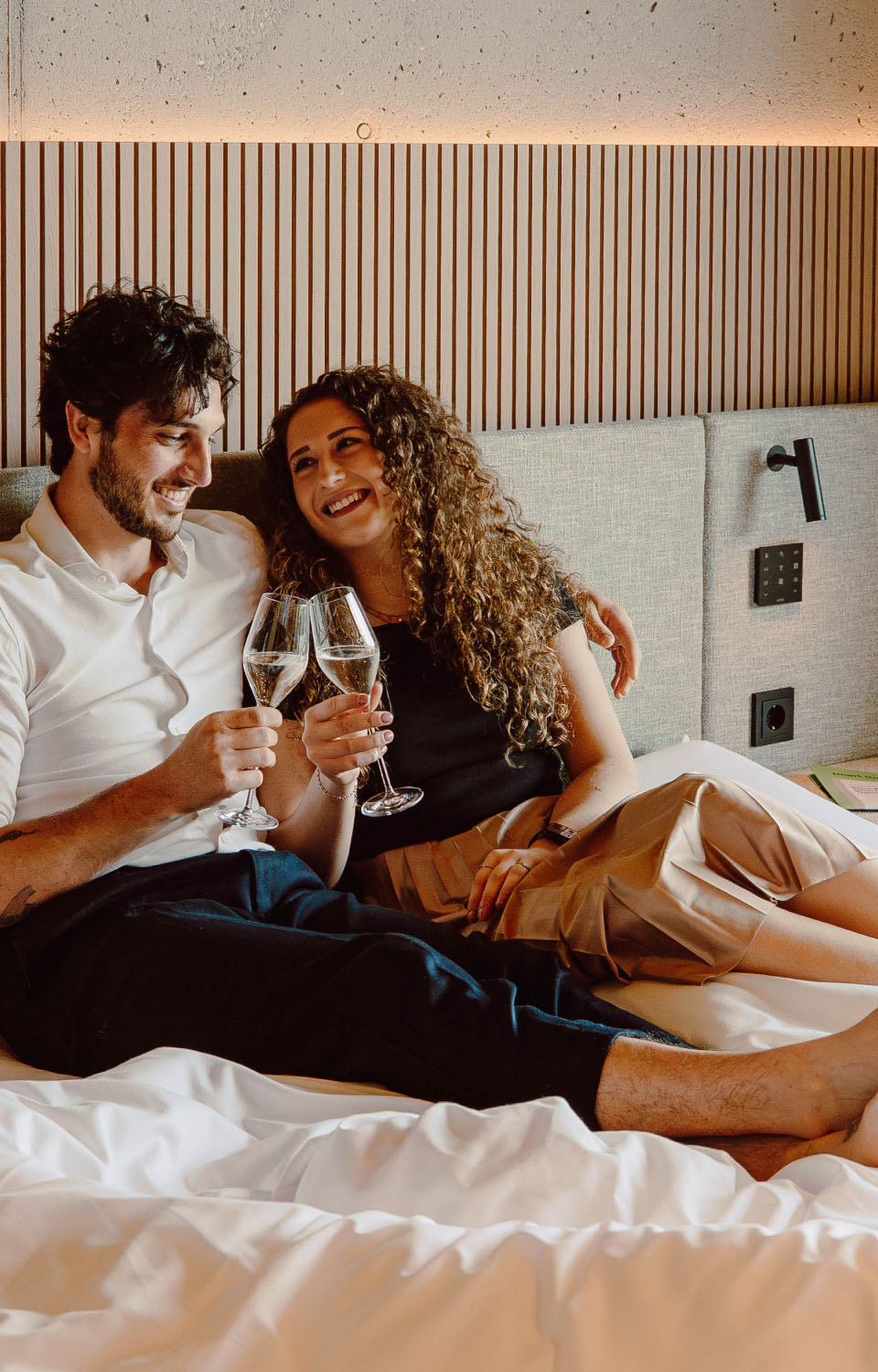 Otel odasında misafirler