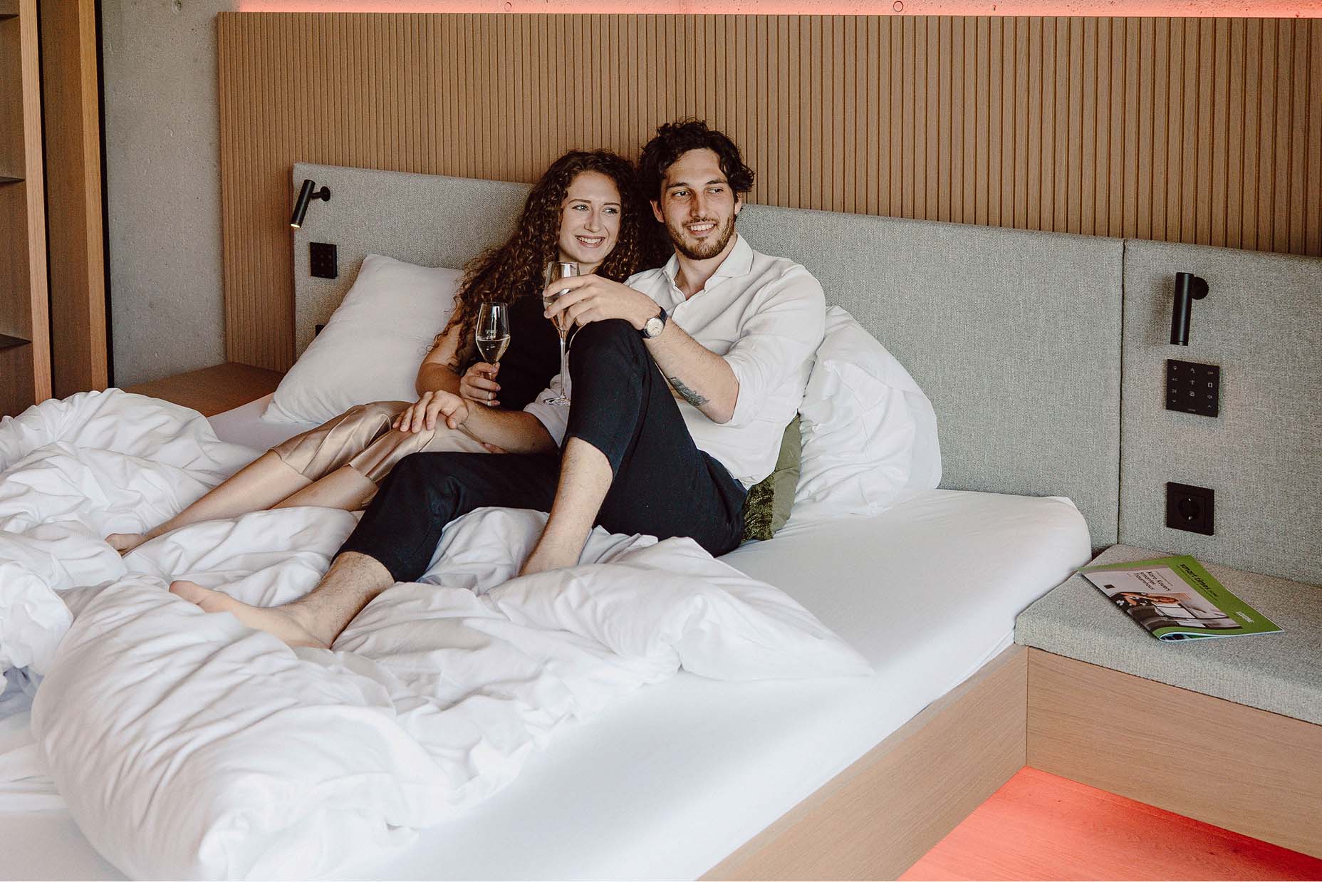 Otel odasında misafirler